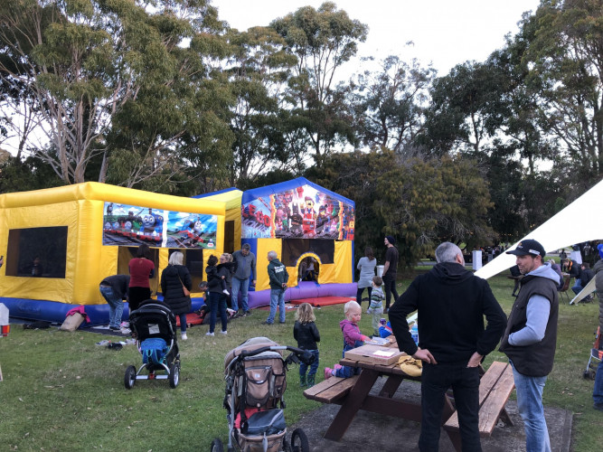 MALLACOOTA RESIDENTS STEP OUT OF SOCIAL ISOLATION FOR SOME FOOD VAN FUN